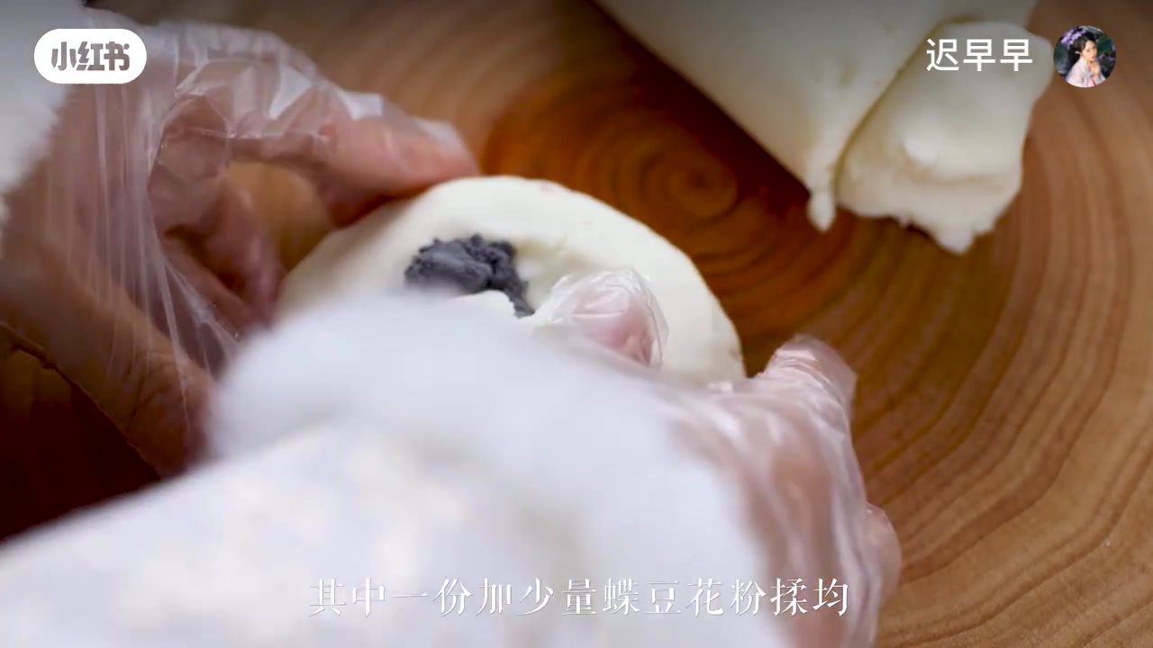 一份麵團加入蝶豆花粉